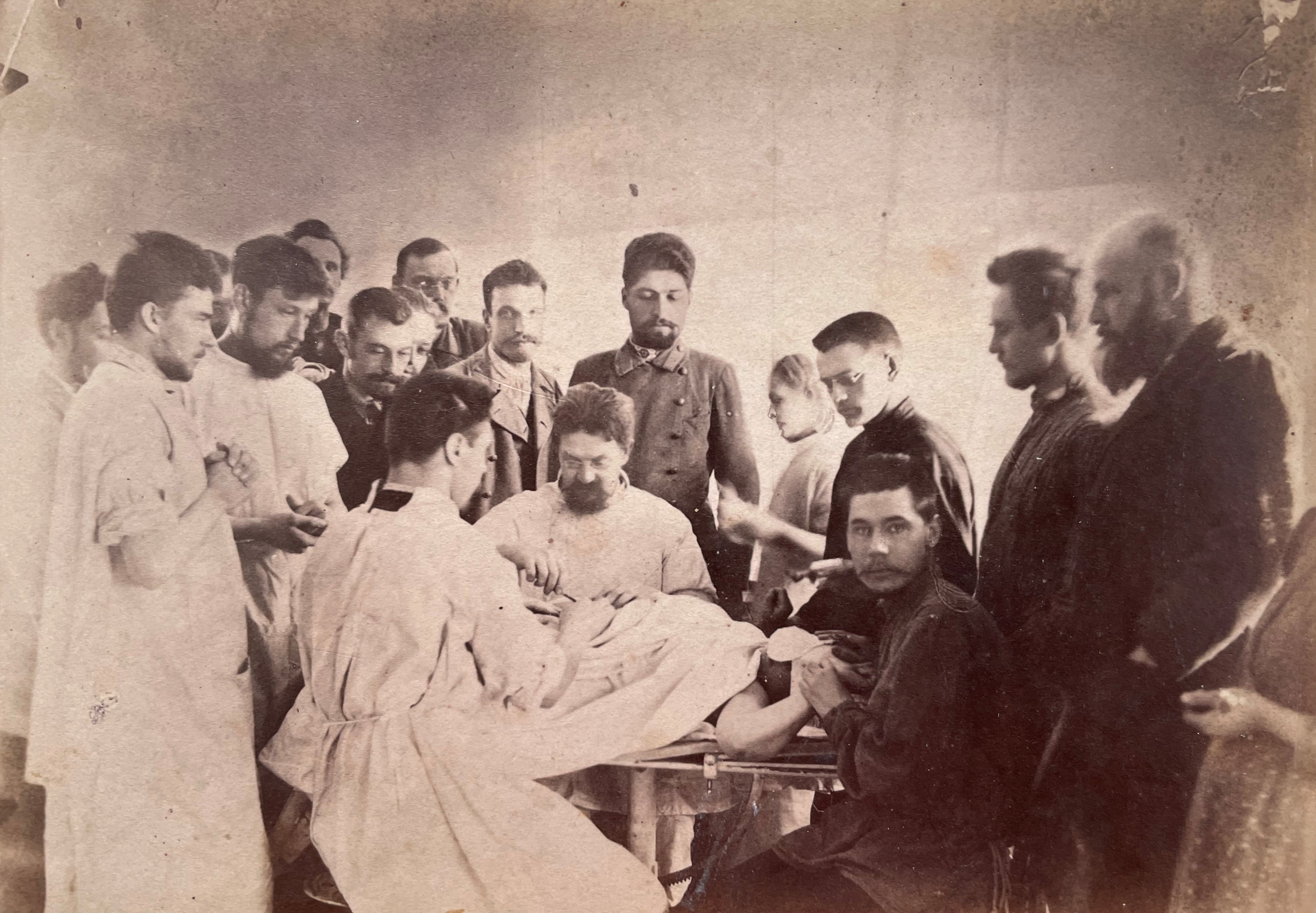 Профессор Эраст Салищев во время операции,1890 год
