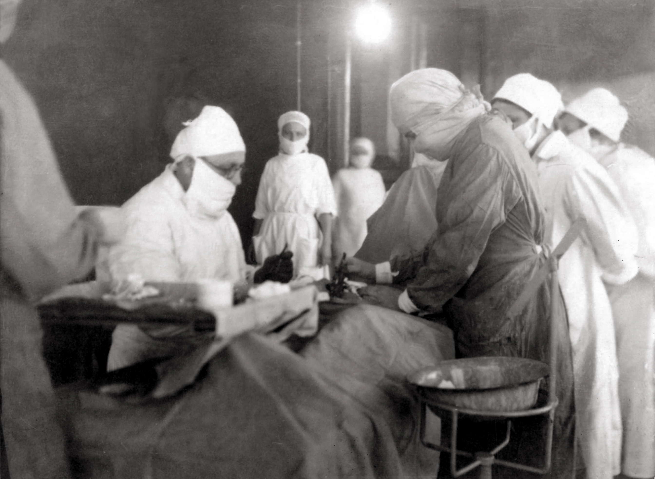 И.С. Венгеровский во время операции