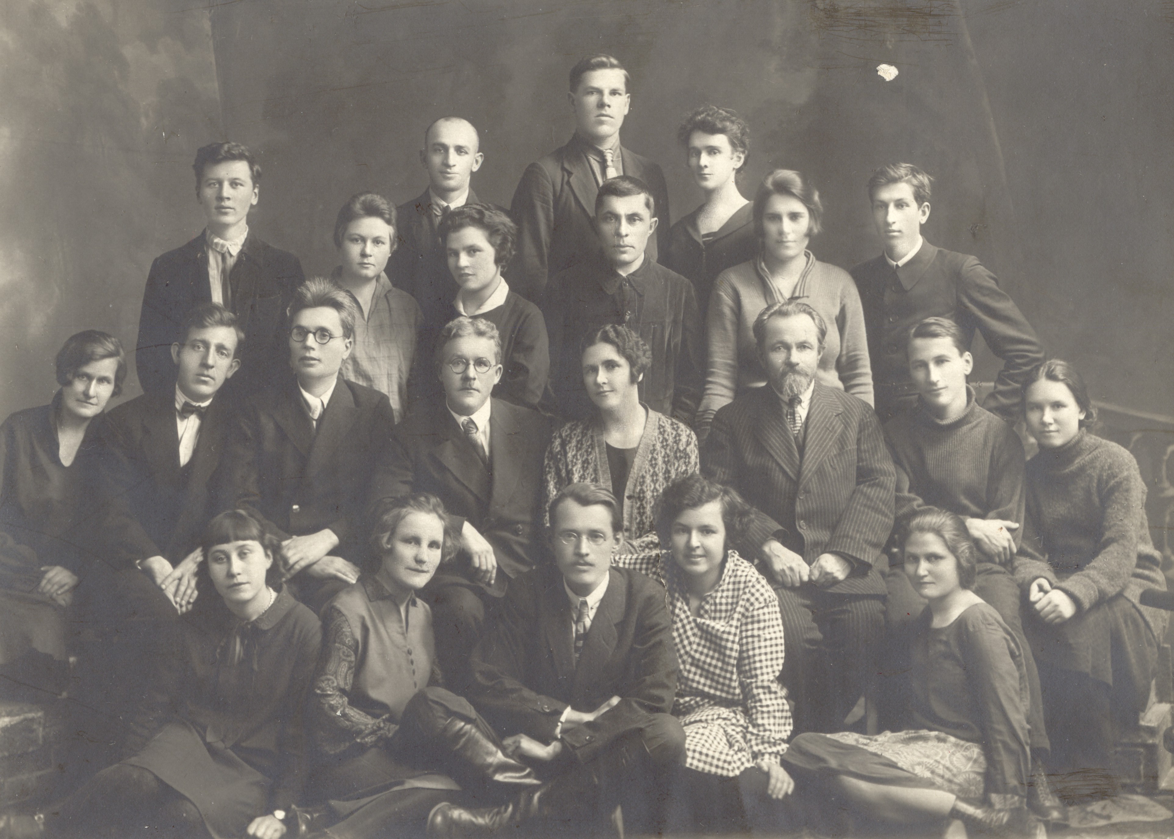 Александр Тимофеевский со студентами 1-й группы 3 курса ТМИ, 1931 год