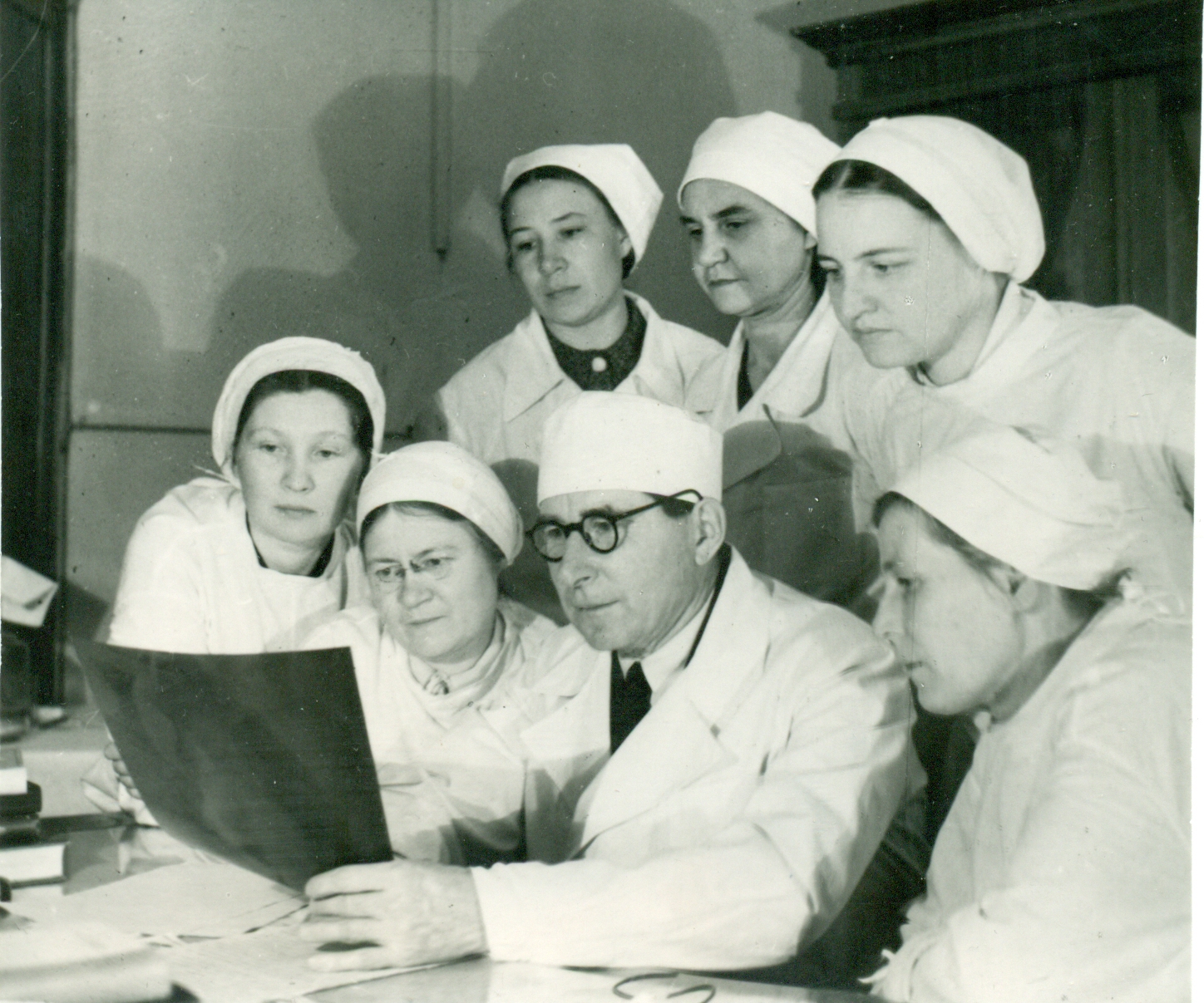 Андрей Савиных с сотрудниками, 1956 год