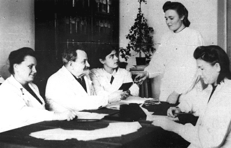 Экзамен по фармакологии принимают Н.В. Вершинин и Е.М Думенова (1950)