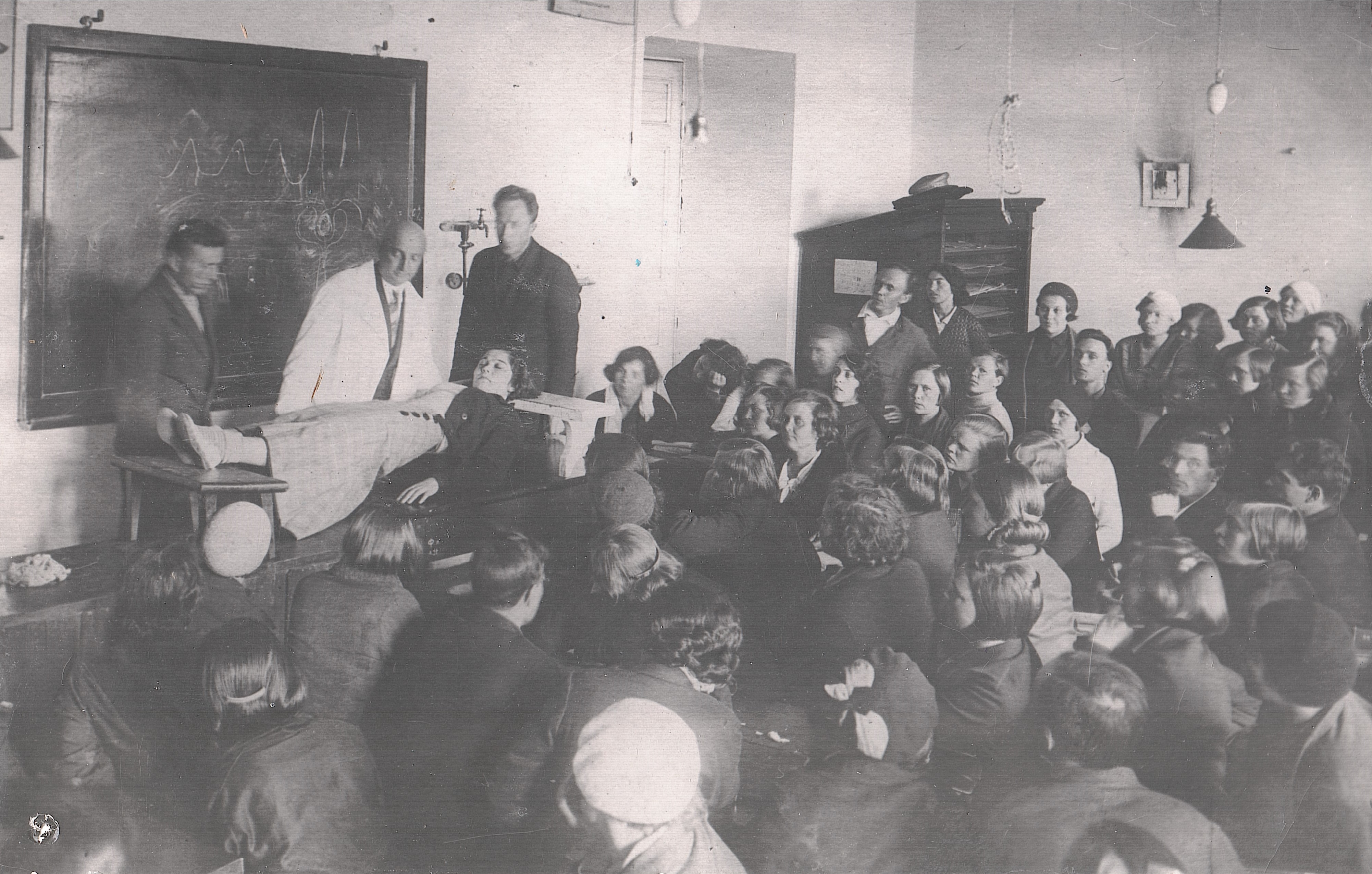 Профессор Борис Баяндуров на лекции, 1930 год