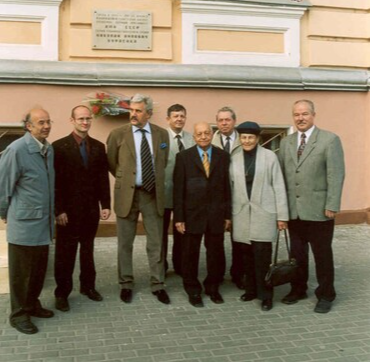 Открытие мемориальной доски Н.В. Вершинину. 2004 г. (4-й справа - А.С. Саратиков)