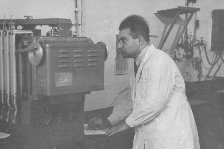 А.С. Саратиков в лаборатории. 1950-е гг.
