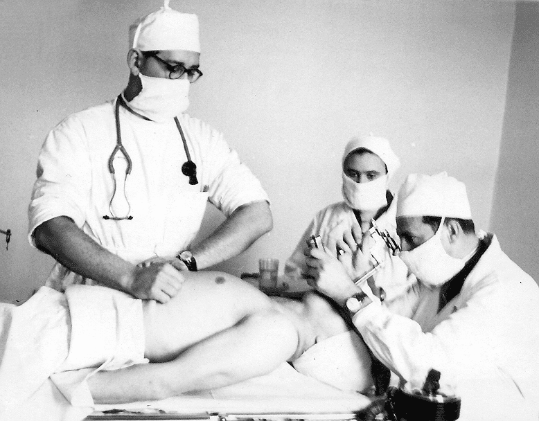 Эвальд Фишер во время медицинской манипуляции